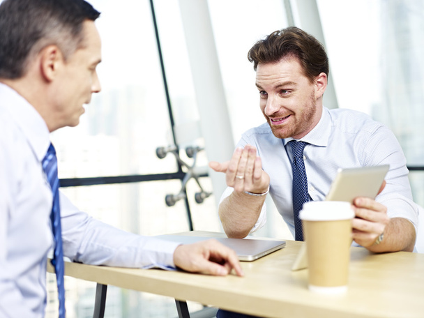 Corporate mensen bespreken van business in office - Foto, afbeelding