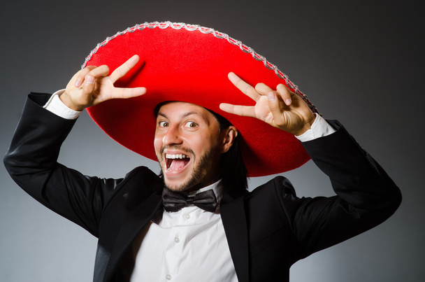 Jonge Mexicaanse man draagt sombrero - Foto, afbeelding