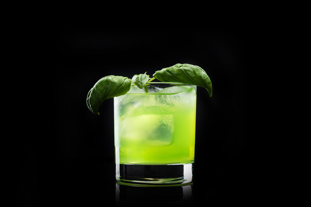 Summer cocktail with basil leaf - Foto, Bild