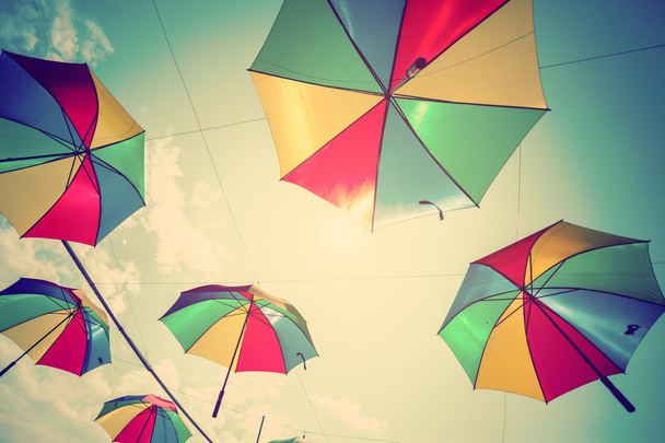 Kleurrijke paraplu straat decoratie met zonlicht. Vintage Toon. - Foto, afbeelding