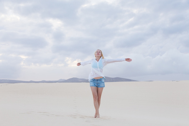 Безтурботний жінка насолоджується свободою на пляжі
. - Фото, зображення