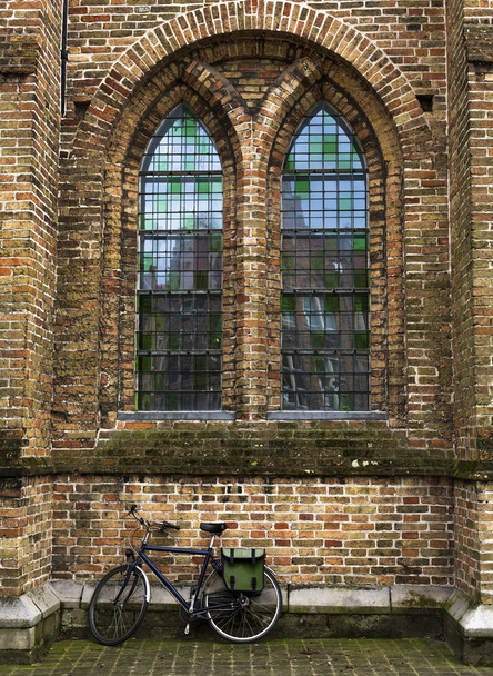 nowoczesny rower na tle starego budynku - Zdjęcie, obraz