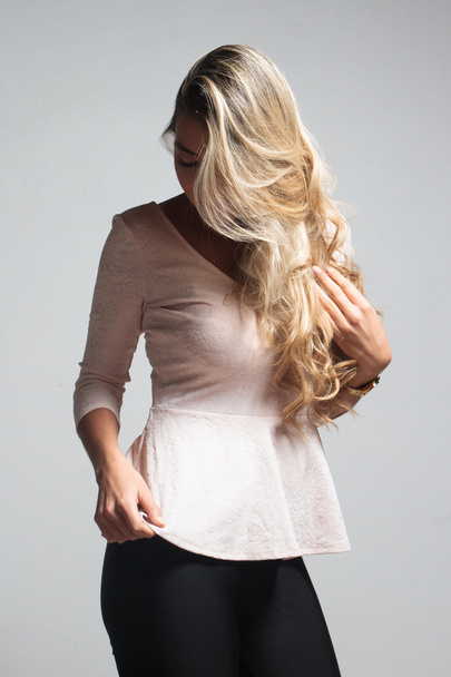Портрет красивої блондинки, що ховається за її волоссям
 - Фото, зображення
