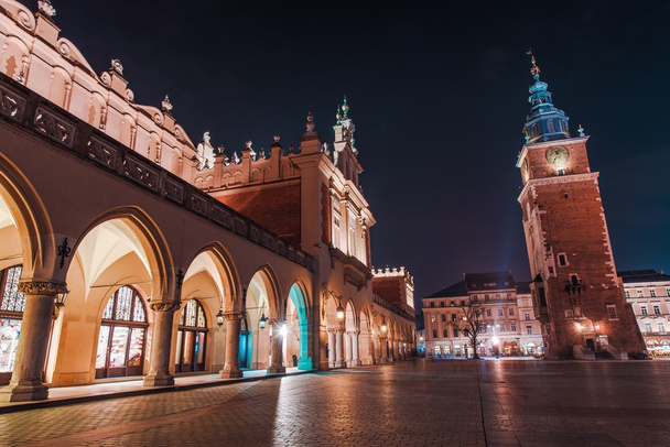 Noche de Cracovia colorida
 - Foto, imagen