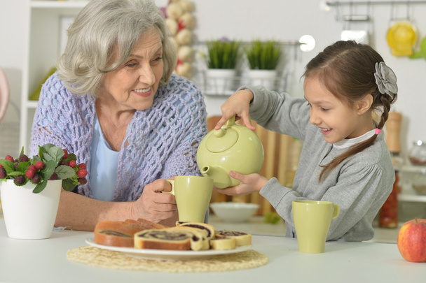 Senior woman with granddaughter with tea - Foto, Imagem