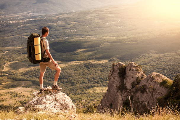 Backpacker sur le rocher et regardant la grande vallée
 - Photo, image