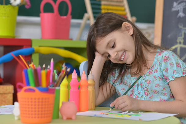 Little girl drawing at home - Фото, зображення