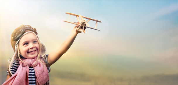 Ελευθερία να όνειρο - χαρούμενο παιδί παίζει με αεροπλάνο ενάντια στον ουρανό - Φωτογραφία, εικόνα