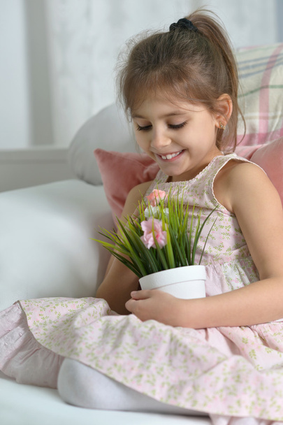 little girl posing with  flowers - 写真・画像