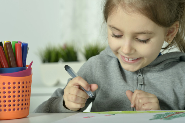 Little girl drawing at home - Foto, Imagem