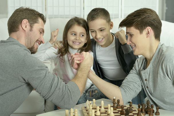 Family playing chess at home - Foto, Bild