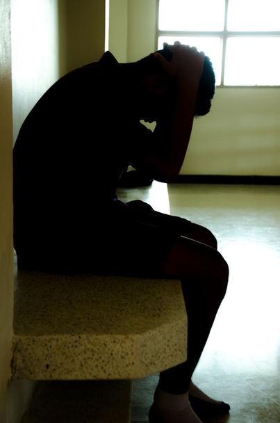 depresja młody chłopiec siedzi na podłodze - Zdjęcie, obraz