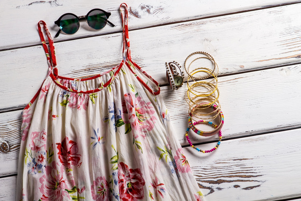 Винтажный сарафан и круглые солнечные очки
. - Фото, изображение