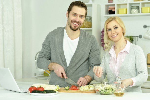 happy couple cooking in  kitchen - Foto, afbeelding