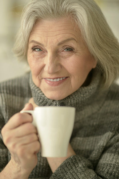 mature woman drinking tea - Valokuva, kuva