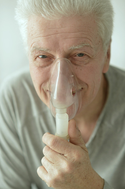 elderly man with flu inhalation - Фото, зображення