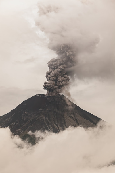 Ognisty wybuch wulkanu Tungurahua - Zdjęcie, obraz
