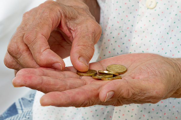 Hands of an old woman with coins - Fotoğraf, Görsel