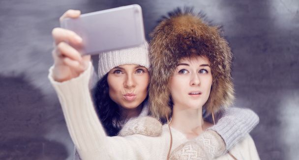 Deux femmes en chapeaux d'hiver
 - Photo, image