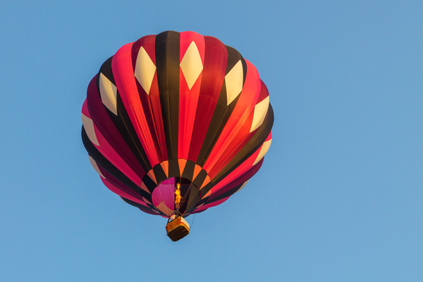 Színes hőlégballon a korareggeli órákban - Fotó, kép