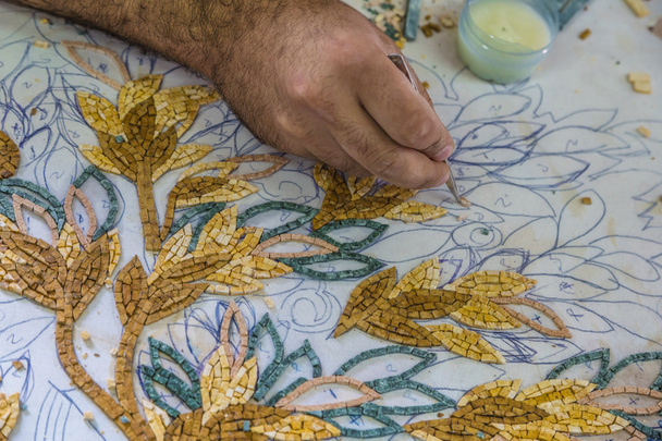 Mestre fazer mosaicos artísticos. Mosaico na Jordânia
 - Foto, Imagem