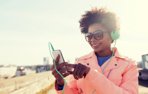 happy young woman with smartphone and headphones - Foto, imagen