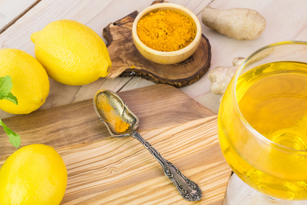 Ingredients for ginger, lemon, mint infused turmeric water. - Foto, Bild