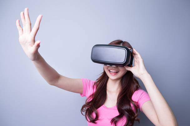 woman using VR headset glasses - Foto, Imagem