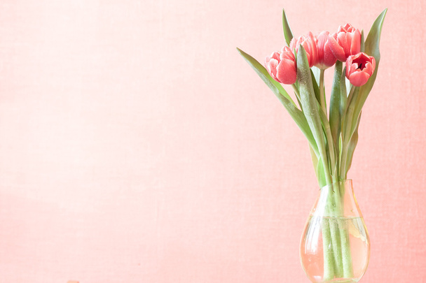 Винтажный букет из красных тюльпанов в вазе, место для текста
 - Фото, изображение