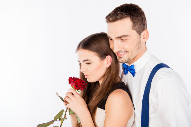 笑みを浮かべて男と赤のバラを保持している魅力的な女性の肖像画 - 写真・画像