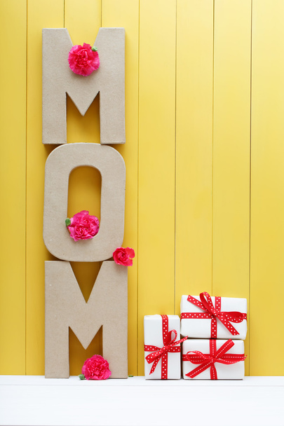 Mom letter blocks with pink carnation flowers - Fotoğraf, Görsel