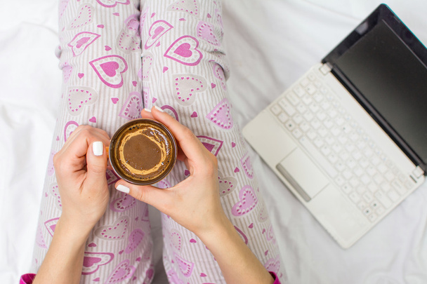 Žena s šálkem kávy v posteli - Fotografie, Obrázek