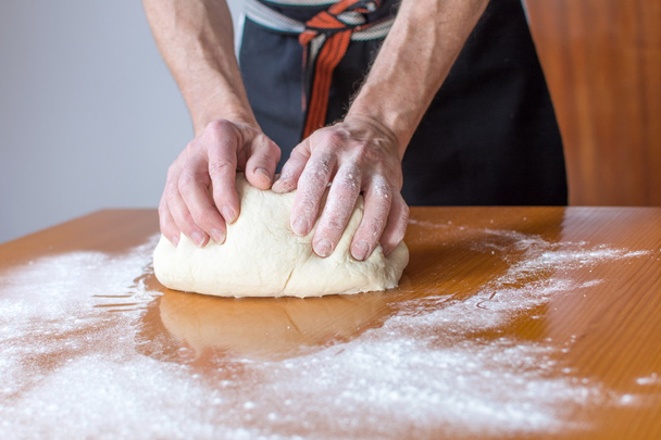 Бейкер робить хліб на стіл - Фото, зображення