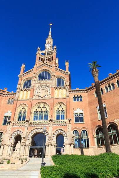 Hospital de Sant Pau e palmeira em Barcelona, Espanha
 - Foto, Imagem