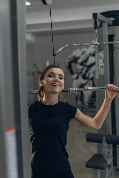 Young girl in the gym performing exercises - Foto, afbeelding