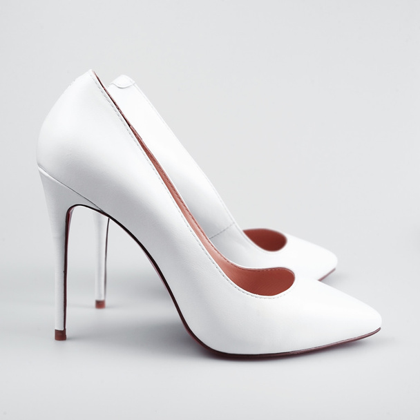 Елегантне взуття на білому
 - Фото, зображення