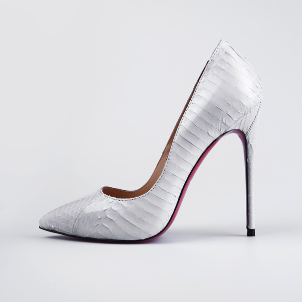 Zapatos blancos femeninos
  - Foto, imagen