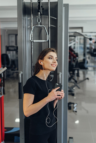 Girl with headphones at the gym - Fotoğraf, Görsel