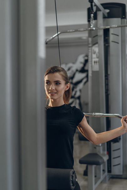 Young girl in the gym performing exercises - Foto, afbeelding