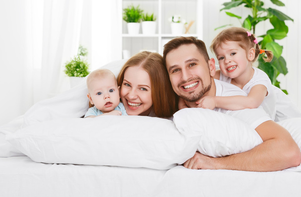 famiglia felice a casa nel letto
 - Foto, immagini