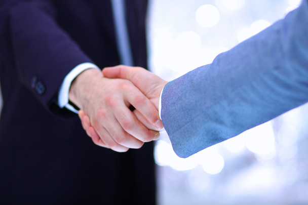 zakenlieden schudden handen, geïsoleerd op witte achtergrond - Foto, afbeelding