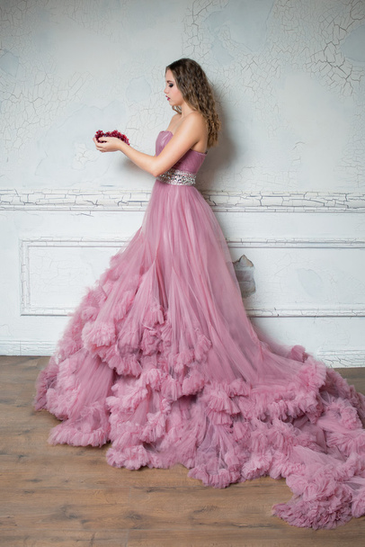 長いピンクのドレスで美しい少女の肖像画 - 写真・画像