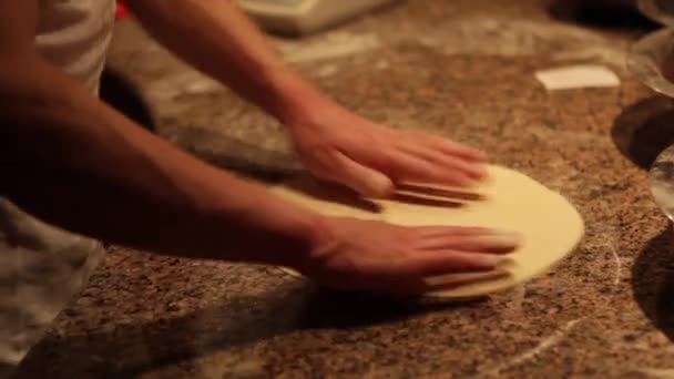 Ο άνθρωπος κάνει πίτσα ζύμη ρολά 2 - Πλάνα, βίντεο