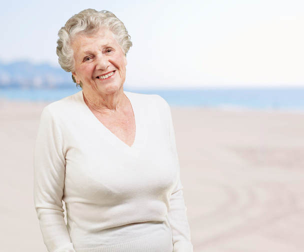 femme âgée en bonne santé souriant à la plage
 - Photo, image