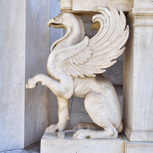 Griffin, mitikus lény márvány szobor - Fotó, kép