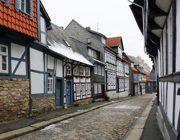 Rue avec maisons à colombages en hiver à Goslar, Harz, Allemagne
 - Photo, image