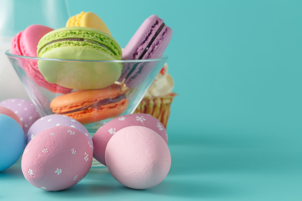 Easter breakfast with milk and french macaroon - Foto, immagini