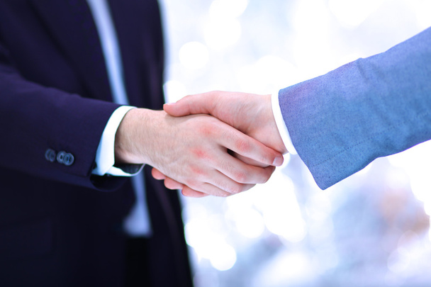 zakenlieden schudden handen, geïsoleerd op witte achtergrond - Foto, afbeelding