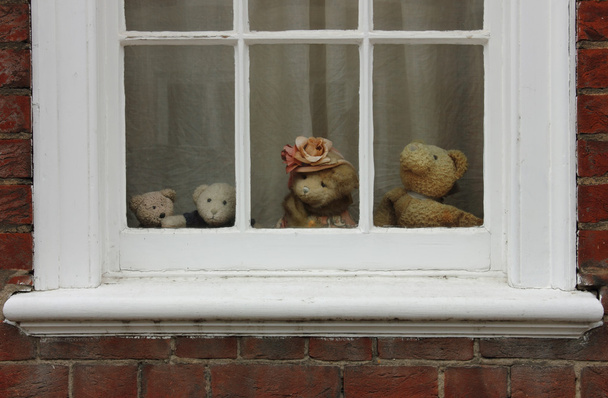 Сім'я плюшевих ведмедів на вікні
. - Фото, зображення