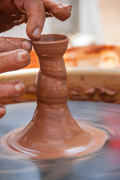 Handen van het maken van klei pot - Foto, afbeelding